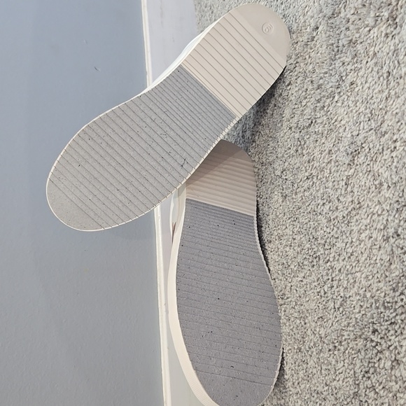 Disney Mickey Mouse Women's White & Rose Gold Size 9 Shoes NWOT - Picture 2 of 10